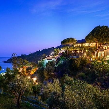 Hotel Baia Imperiale Spiaggia di Cavoli Екстериор снимка