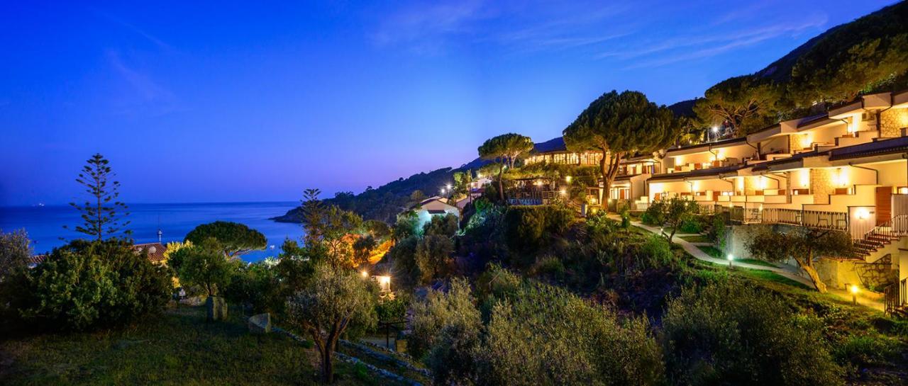 Hotel Baia Imperiale Spiaggia di Cavoli Екстериор снимка